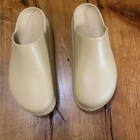 Crocs Beige Slip-On Platform Clogs, Some Wear, Size 10 - Picture 10 of 10